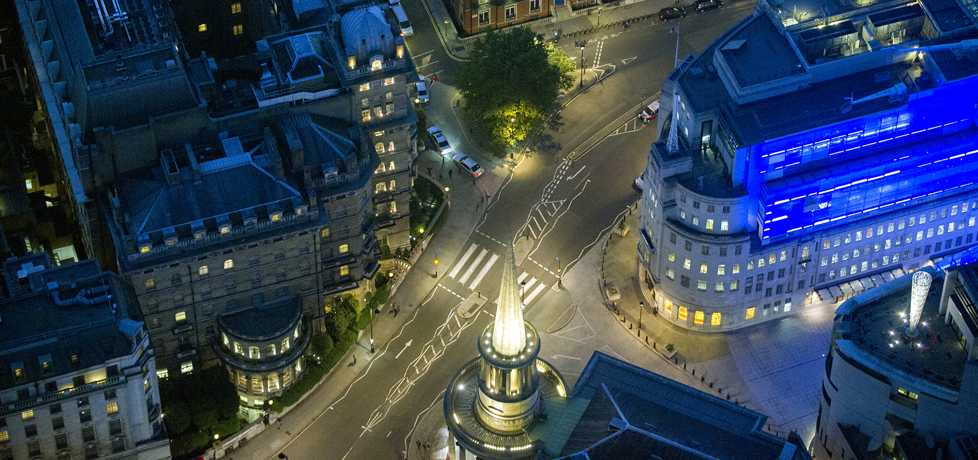 Evenings on Regent Street, the brightly lit streets of London invite you to admire the city’s beautiful architecture.